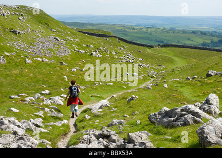 Weibliche Walker auf Pennine Way in der Nähe von Malham, Yorkshire Dales National Park, North Yorkshire, England UK Stockfoto