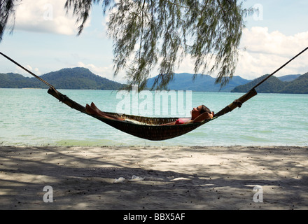 Frau in einer Hängematte am Strand Malaysia. Stockfoto