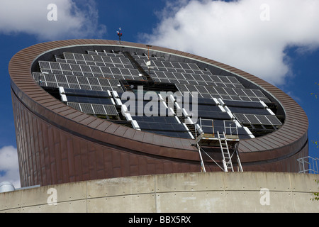 Dach des Ecos Besucher und Convention Center Ballymena Grafschaft Antrim Nordirland das Dach enthält viele Sonnenkollektoren Stockfoto