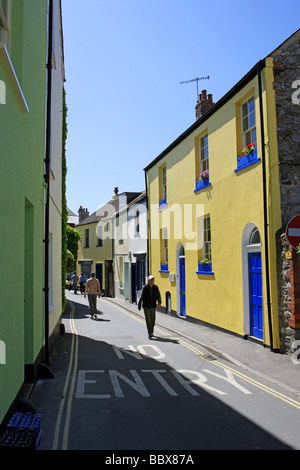 Bright bemalten Häusern in den Straßen von Lyme Regis Dorset Stockfoto