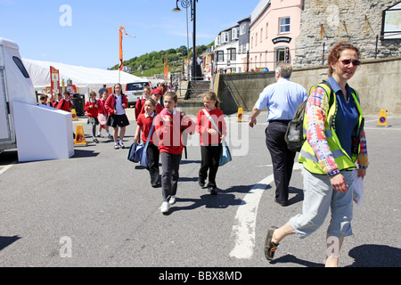 Schülerinnen und Schüler an einem Tag, um Lyme Regis Fossil Festival Dorset Stockfoto