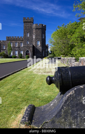 Napoleonische Kanone außerhalb St. Killians College früher St Macnissis Garron Turm Gymnasium Grafschaft Antrim Nordirland Stockfoto