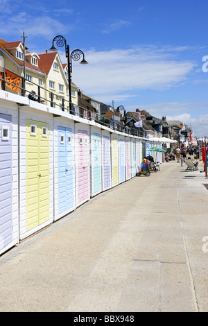 Neue Strandhütten an Lyme Regis Dorset Stockfoto