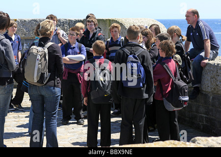 Schülerinnen und Schüler an einem Tag, um Lyme Regis Fossil Festival Dorset Stockfoto