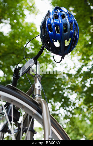 Eines Fahrradhelmes hängen am Lenker Schweden. Stockfoto