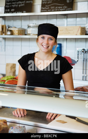 Eine Frau in einem Lebensmittelgeschäft Schweden arbeiten. Stockfoto