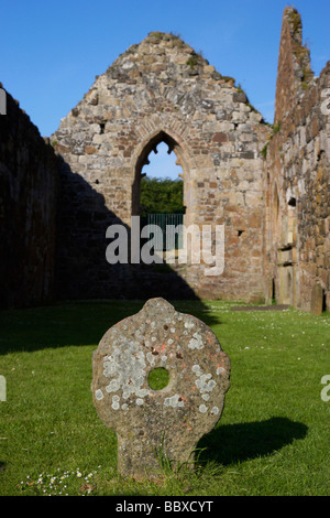 Holestone Keltisches Kreuz markiert das Grab der schwarzen Nonne im Bonamargy Kloster am Stadtrand von Ballycastle County antrim Stockfoto