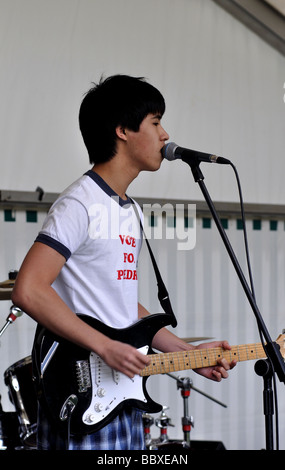 Sängerin in einer Band an Leamington Peace Festival, UK Stockfoto