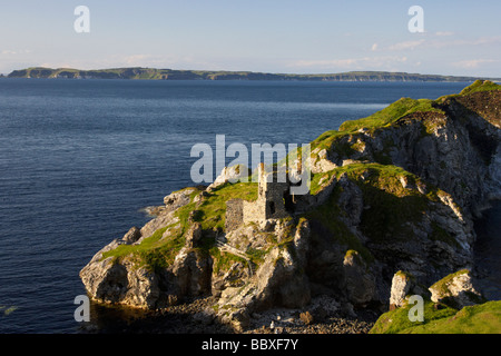 Kinbane Castle und Kinbane weißen Kopf Landzunge mit der Moyle Meer und Rathlin Insel an der Nordküste Grafschaft Antrim Hintergrund
