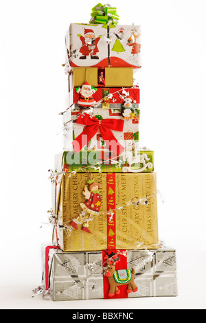 Stapel von Weihnachtsgeschenke vor weißem Hintergrund Stockfoto