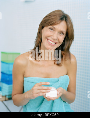 Eine Frau in ein Badetuch Schweden gewickelt. Stockfoto