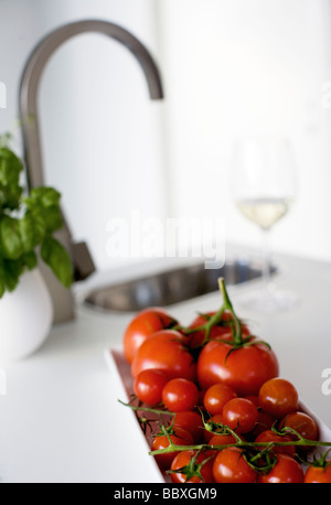 Tomaten auf einer Küchenarbeitsplatte Schweden. Stockfoto