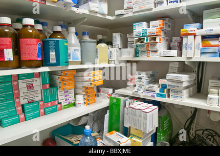 Boxen von Medikamenten auf einem Apotheker Regal gestapelt Stockfoto