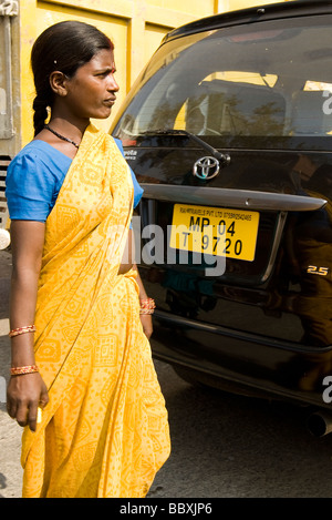 Frau in gelb Sari und Auto, Indien Stockfoto