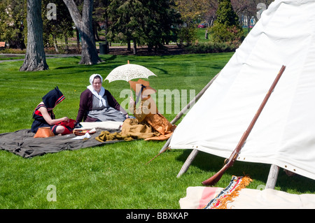 Ein Living History Association Ereignis mit Aborigines Tipi und Akteure im Zeitraum Kleid am Government House in Winnipeg, Manitoba. Stockfoto