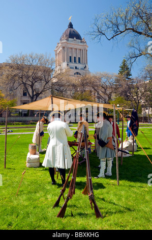 Ein Living History Association-Event mit den Akteuren im Zeitraum Kleid und die Kuppel des Manitoba gesetzgebenden Gebäudes. Stockfoto