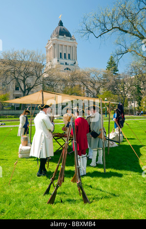 Ein Living History Association-Event mit den Akteuren im Zeitraum Kleid und die Kuppel des Manitoba gesetzgebenden Gebäudes. Stockfoto