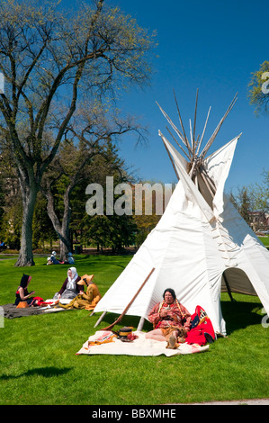 Ein Living History Association Ereignis mit Aborigines Tipi und Akteure im Zeitraum Kleid am Government House in Winnipeg, Manitoba. Stockfoto