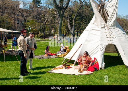 Ein Living History Association Ereignis mit Aborigines Tipi und Akteure im Zeitraum Kleid am Government House in Winnipeg, Manitoba. Stockfoto