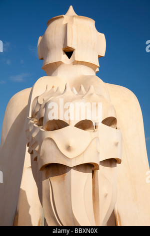 Schornsteine auf Casa Mila von Antoni Gaudi Barcelona Spanien Stockfoto