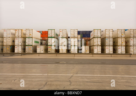 Fein säuberlich gestapelten Containern in einem Hafen. Stockfoto