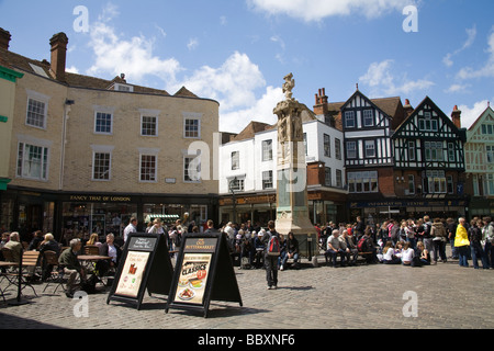 Canterbury Kent England UK Scharen von Touristen in dem Buttermarkt Platz im Freien speisen Stockfoto