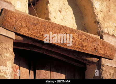 Elk157 4982 Ägypten Western Desert Dakhla Oase Al Qasr alte Haus w geschnitzte Türsturz 9-15. c Stockfoto