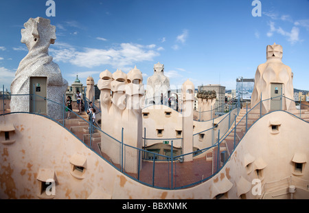 Schornsteine auf Casa Mila von Antoni Gaudi Barcelona Spanien Stockfoto