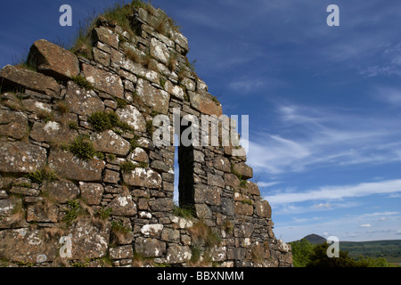 Schäre alte Kirche County Antrim-Nordirland Vereinigtes Königreich mit Slemish Mountain im Hintergrund Stockfoto