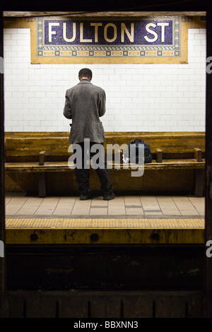 Man wartet auf Bahnsteig Fulton Street in Manhattan New York Stockfoto