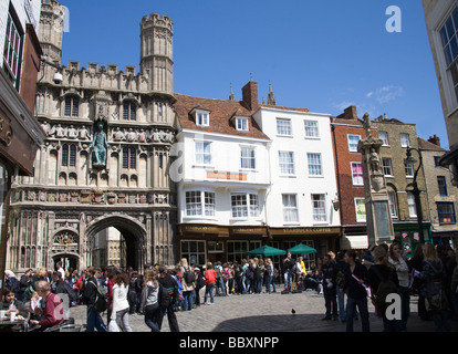 Canterbury Kent England UK Massen von Touristen auf dem Buttermarkt Platz mit Eingangstor der Kathedrale Stockfoto