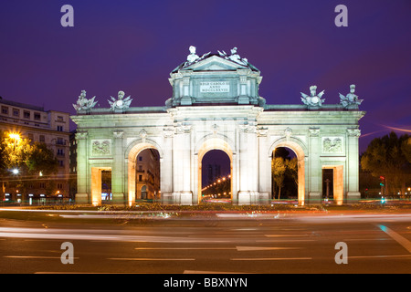 Puerta de Alcala beleuchtet Madrid Spanien Stockfoto