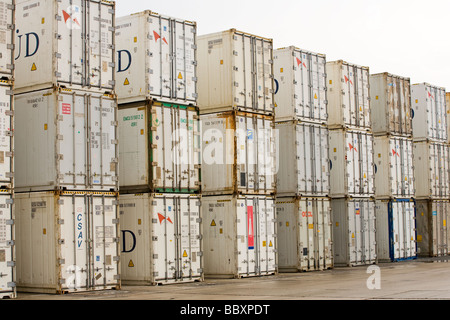 Fein säuberlich gestapelten Containern in einem Hafen. Stockfoto