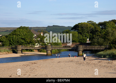 Ballycastle Strand und des Flusses margy wie es in das Meer County Antrim-Nordirland Vereinigtes Königreich fließt Stockfoto