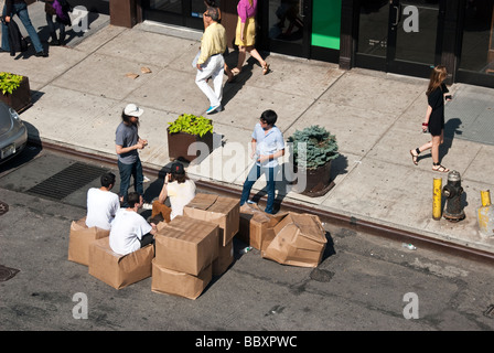 lässig chic Sonntag Fußgänger ignorieren eine Bordsteinkante Versammlung & Washington Street gegenüber der High Line Park spazieren Stockfoto