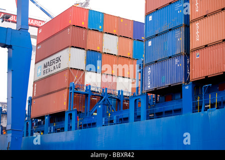 Container an Bord eines angedockten Containerschiff erwarten um entladen werden. Stockfoto