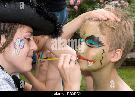 Junge haben Gesicht gemalt auf ein wildes Westerscheinen Public Gardens, Alton, Hampshire, UK Stockfoto