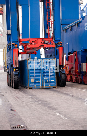 Ein Straddle Carrier LKW zieht ISO-Container vom Hafen Terminals weiter in Container-terminal. Stockfoto