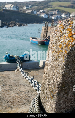 Liegeplatz-Post am Coverack Hafen, Cornwall. Stockfoto