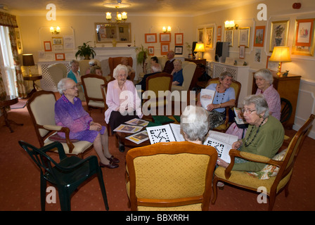 Gruppe der älteren Menschen im Gemeinschaftsraum des Alters Rentner, Heimpflege Alton, Hampshire, UK. Stockfoto