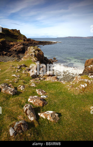 Blick auf Ardnamurchan Point und Rhum aus Quinish Punkt, Quinish, Isle of Mull, Inneren Hebriden, Schottland, UK. Stockfoto