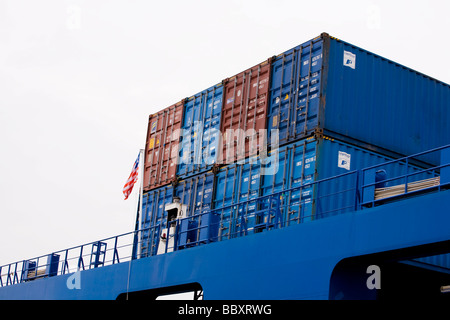 Container an Bord eines angedockten Containerschiff erwarten um entladen werden. Stockfoto