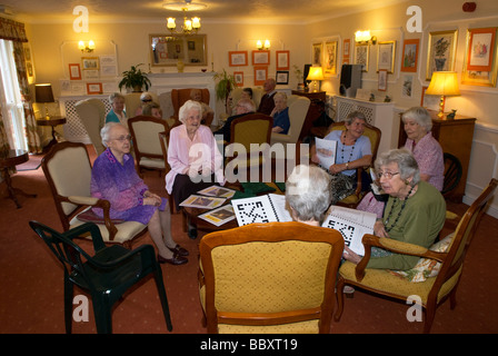 Gruppe der älteren Menschen in kommunalen lounge von alten Alter Rentner nach Hause, Alton, Hampshire, UK. Stockfoto