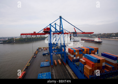 Eine hohe Aussicht auf Post-Panamax Kräne Entladen der Container in einem europäischen Hafen. Stockfoto