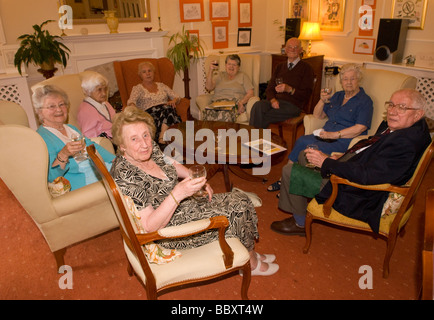 Gruppe der älteren Menschen in kommunalen lounge von alten Alter Rentner nach Hause, Alton, Hampshire, UK. Stockfoto