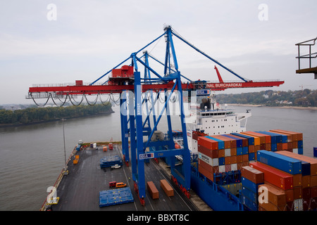 Eine hohe Aussicht auf Post-Panamax Kräne Entladen der Container in einem europäischen Hafen. Stockfoto