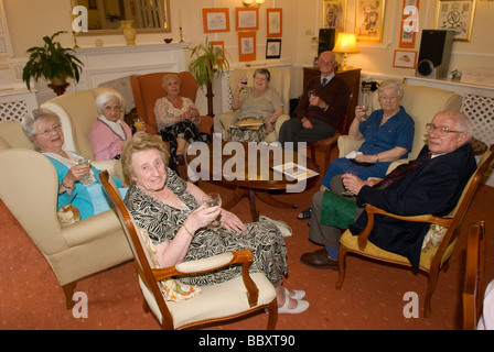 Gruppe der älteren Menschen in kommunalen lounge von alten Alter Rentner nach Hause, Alton, Hampshire, UK. Stockfoto