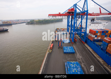 Eine hohe Aussicht auf Post-Panamax Kräne Entladen der Container in einem europäischen Hafen. Stockfoto