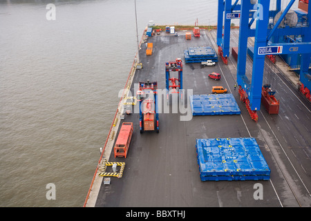 Blick hinunter auf einem Straddle Carrier LKW Container-terminal ISO Container vom Hafen Terminals weiter Einzug. Stockfoto