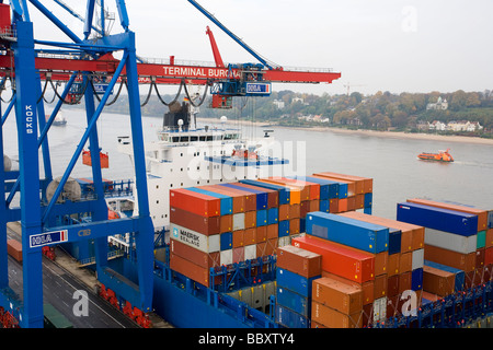 Container an Bord eines angedockten Containers warten auf die Entladung am Terminal Burchardkai im Hamburger Hafen. Stockfoto